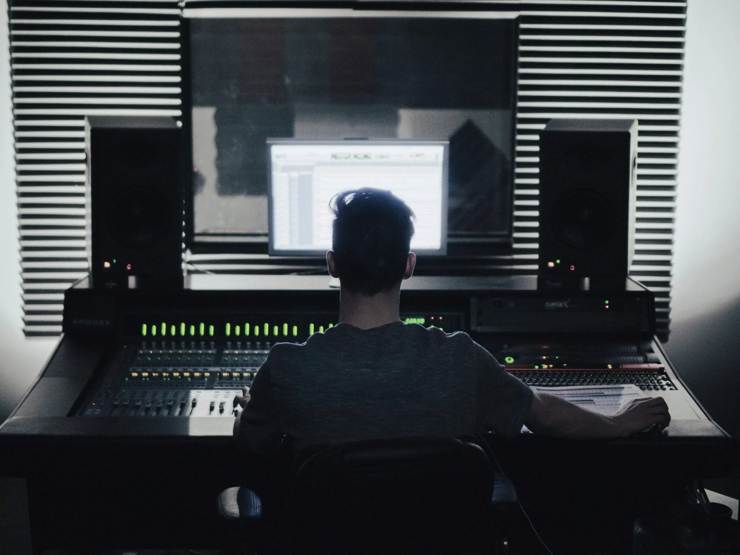 Como se inspirar para criar músicas internacionais em 8 passos