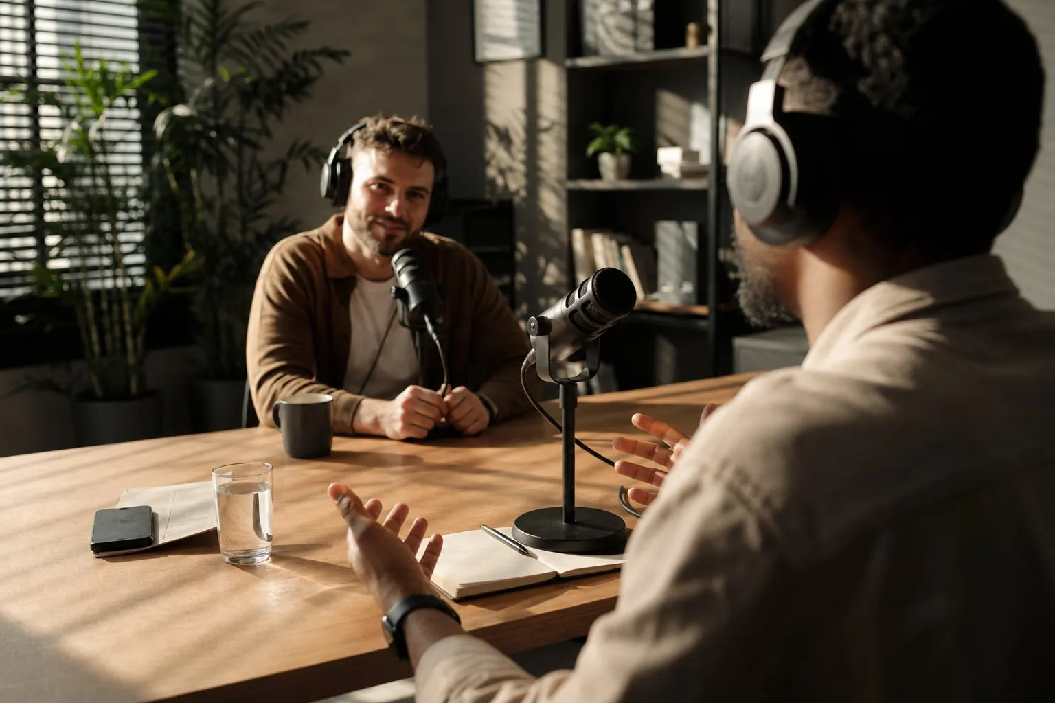 Microfone dinâmico ou condensador no podcast: guia prático